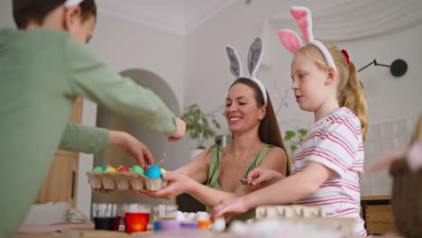 decoración de huevos de pascua en familia