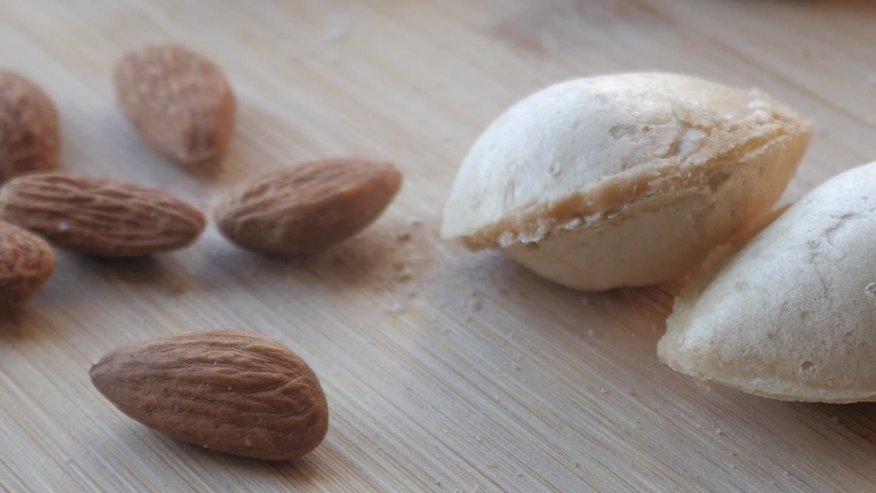 dulces tradicionales españoles de navidad con almendras en una superficie de madera bajo una suave iluminación natural
