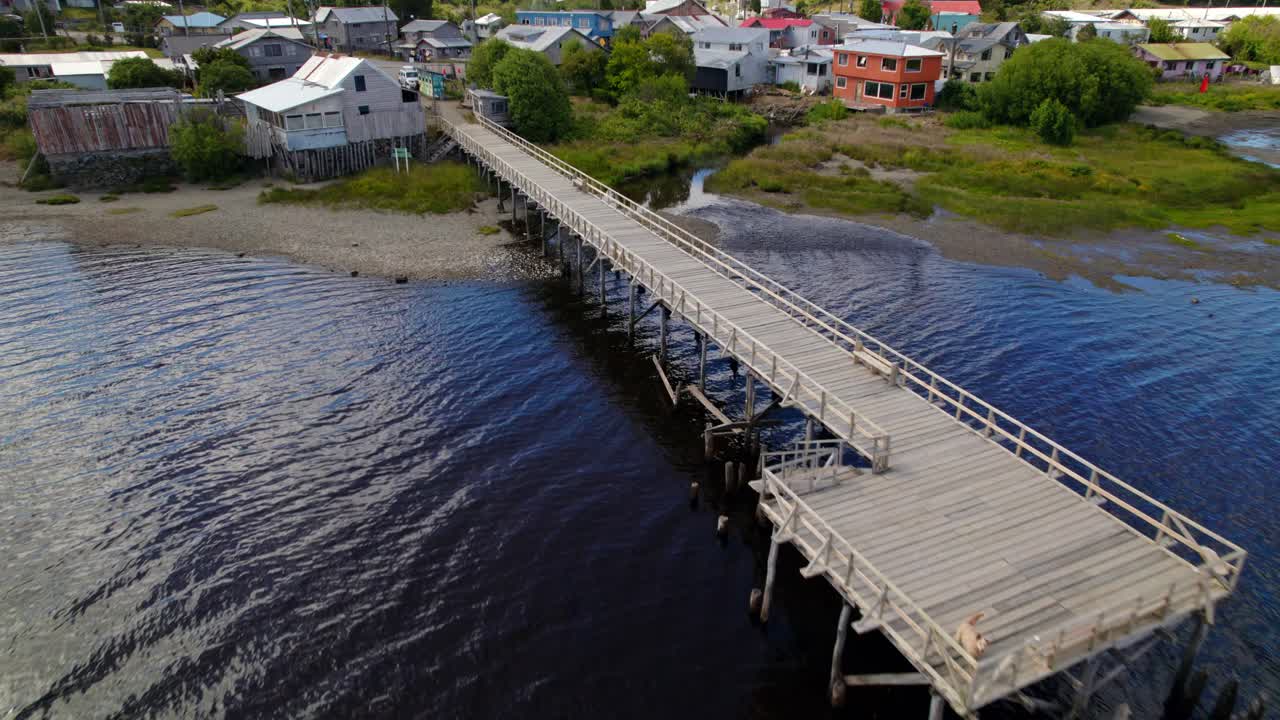 Ripresa aerea con dolly out di un molo di legno sul Lago Huillinco, Isola di Chiloé, Cile meridionale