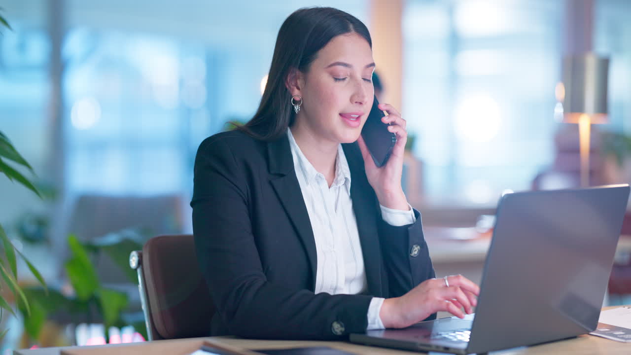 Negocios, llamada telefónica y mujer con un portátil