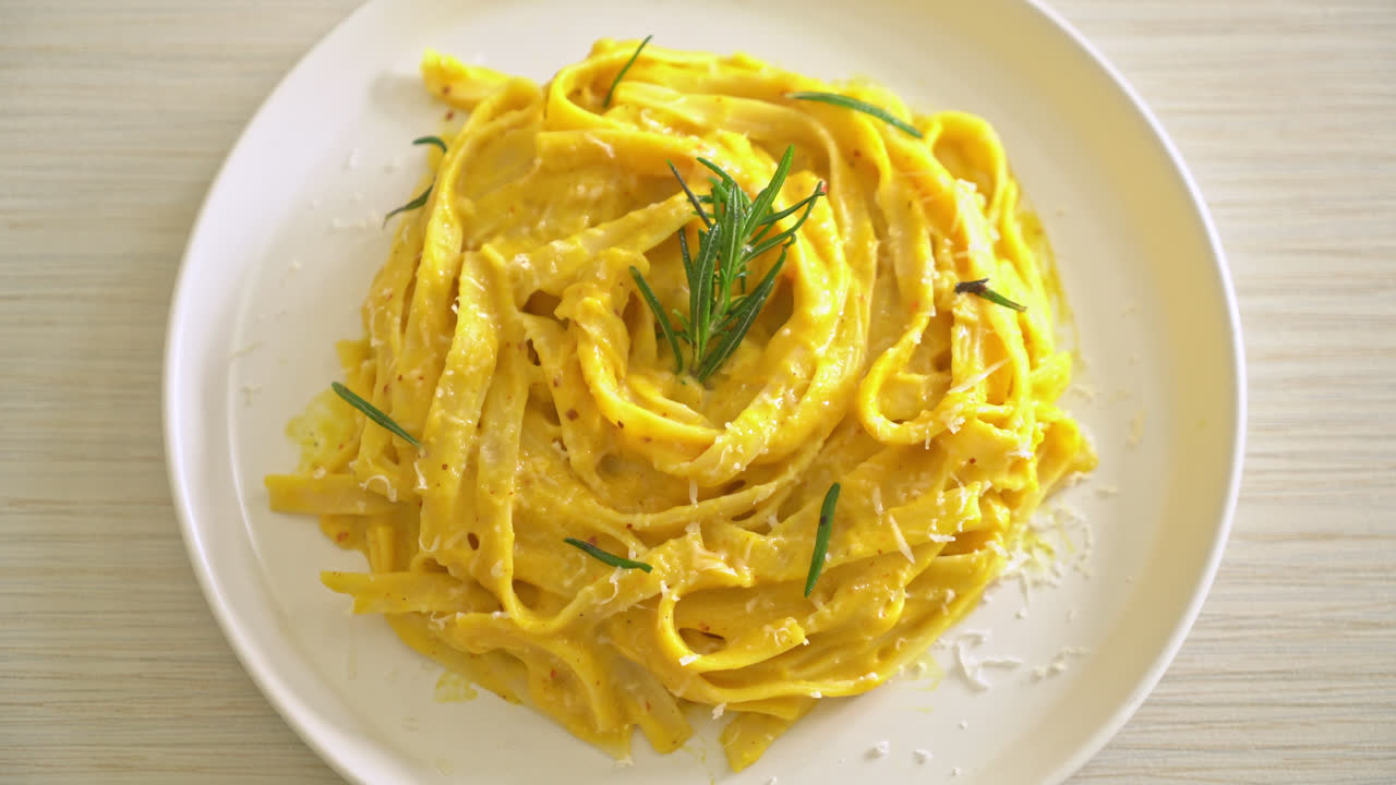 espaguetis fettuccine con salsa cremosa de calabaza moscada