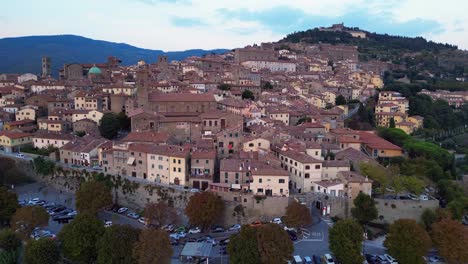 vuelo aéreo suave vista desde arriba ciudad histórica de la colina de cortona toscana arezzo italia