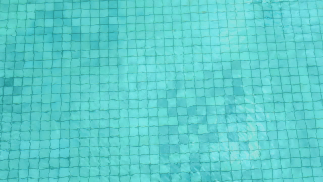 top-ansicht schwimmbad wasser klar aqua blau sommerzeit schwimmen 4k