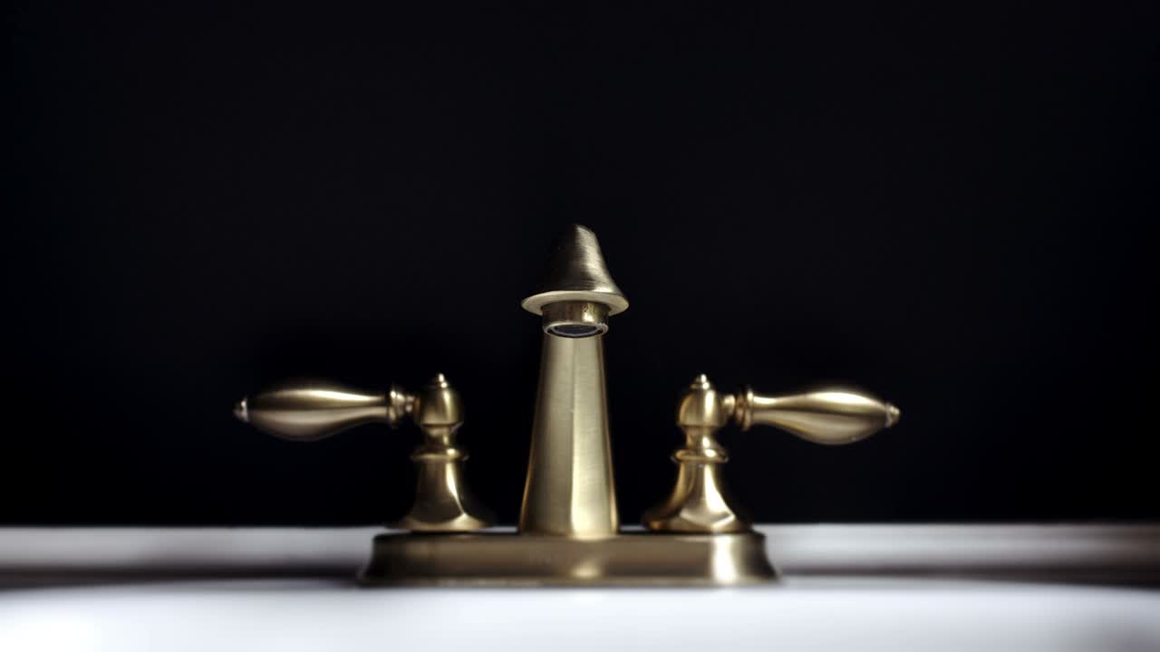 누출 된 욕실 프 의 극적 인 영상