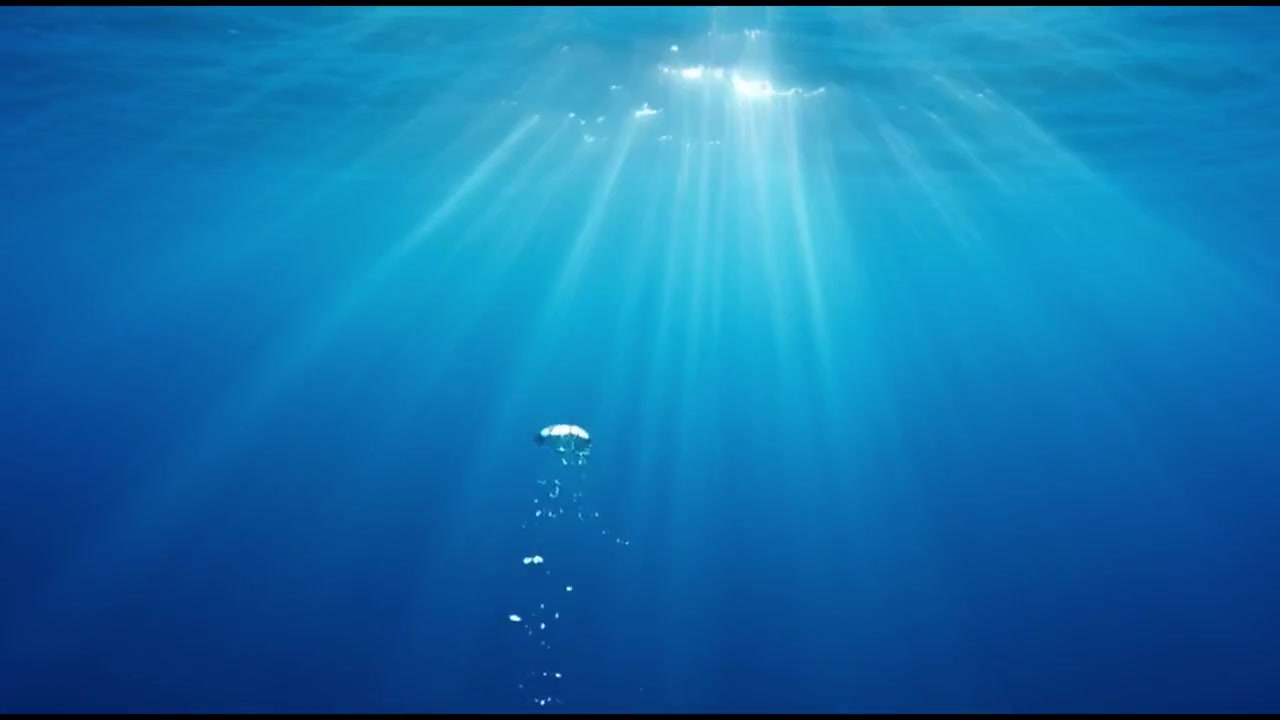 砕ける波から太陽光が差し込む水中視点への移行