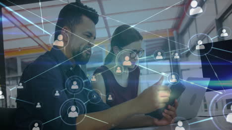 conexiones de red y animación de iconos de usuario sobre personas que utilizan teléfonos inteligentes y portátiles