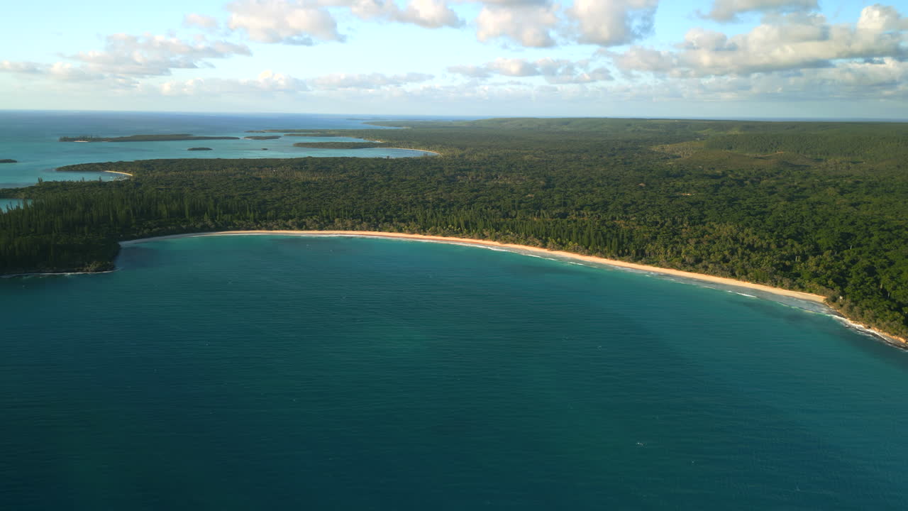 playa virgen y prístina en la isla de los pinos, nueva caledonia - vista aérea al atardecer