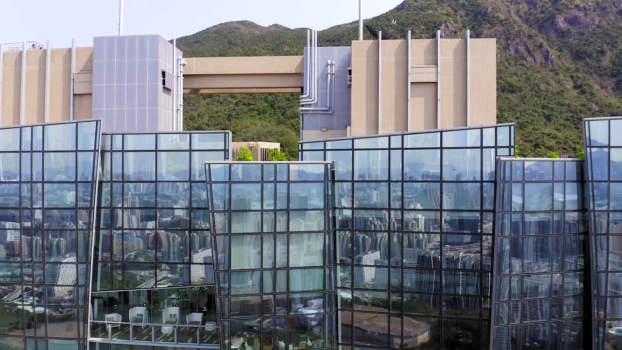 거대 주거용 건물의 유리 패널을 반사하는 홍콩 스카이라인, 공중 전망