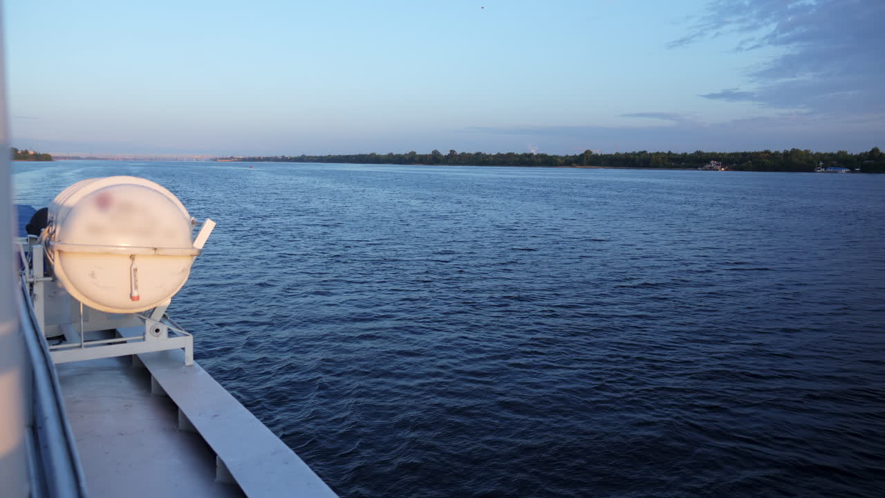 Blick vom Bootsdeck mit einem Rettungsboot auf einem Fluss