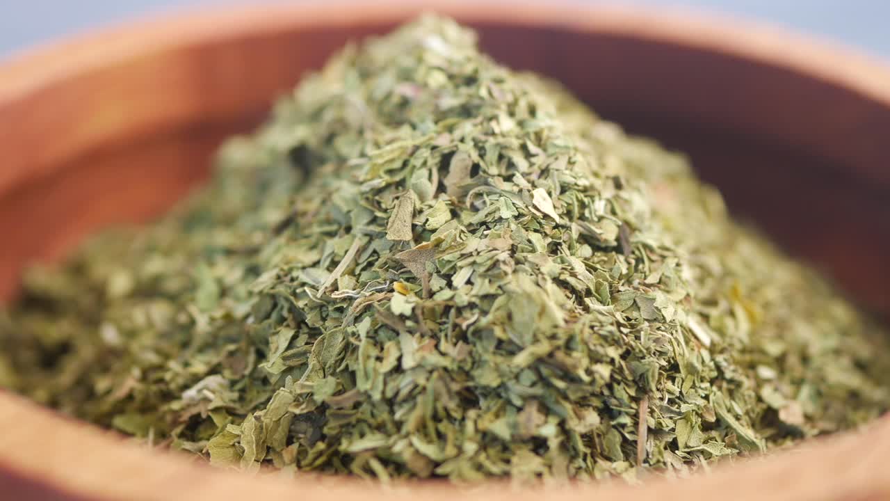 hierbas secas en un cuenco de madera