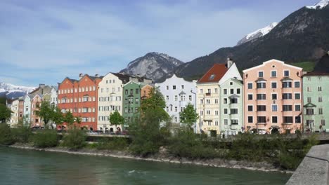 casas de vecindad en innsbruck, junto al río de inn, en el corazón de los alpes