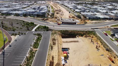 vista aérea de la extensión del ferrocarril yanchep sobre los trabajos de excavación del paseo marítimo de santorini