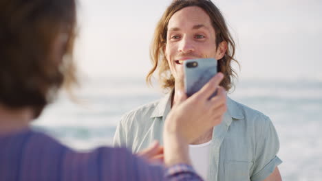 teléfono, fotografía y retrato de un hombre en la playa