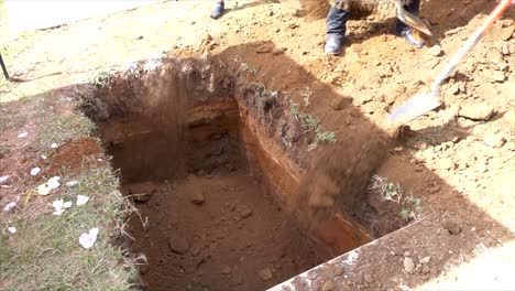 primer plano de un ataúd funerario o ataúd en un coche fúnebre o capilla o entierro en el cementerio