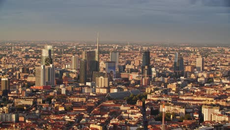 Puesta-De-Sol-Brillante-Dorada-Sobre-Porta-Nuova-En-Milán,-Vista-Desde-Arriba