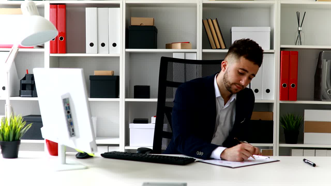 uomo d'affari in abito che lavora in ufficio