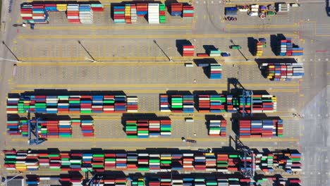 portacontenedores en importación, exportación y logística comercial, por grúa, puerto comercial, envío de carga al puerto, transporte internacional, concepto de logística comercial, vista aérea