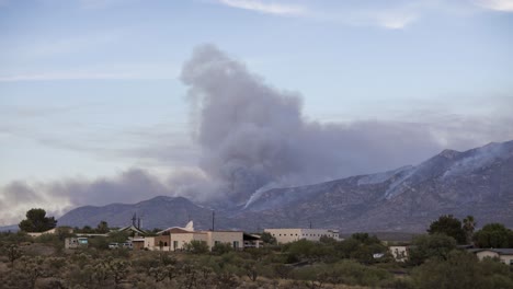 timelapse de día a noche de bighorn fire, arizona, ee.uu.