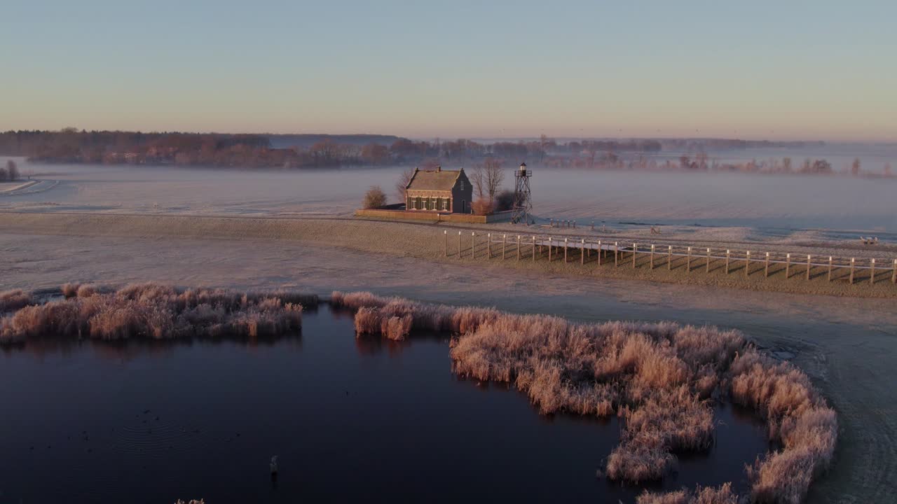 Luftfoto af Schokland fyrtårn med hus og enge i fredelige omgivelser