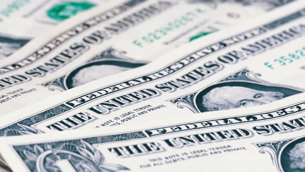Dollari, banconote americane da un dollaro che ruotano.