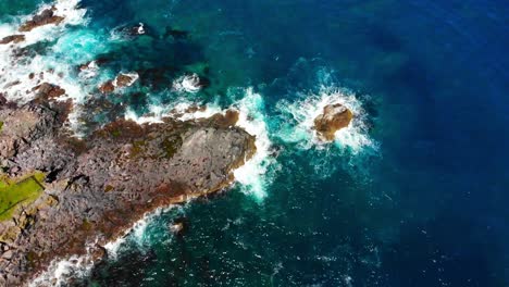costa escarpada y bahía en la isla de rishiri