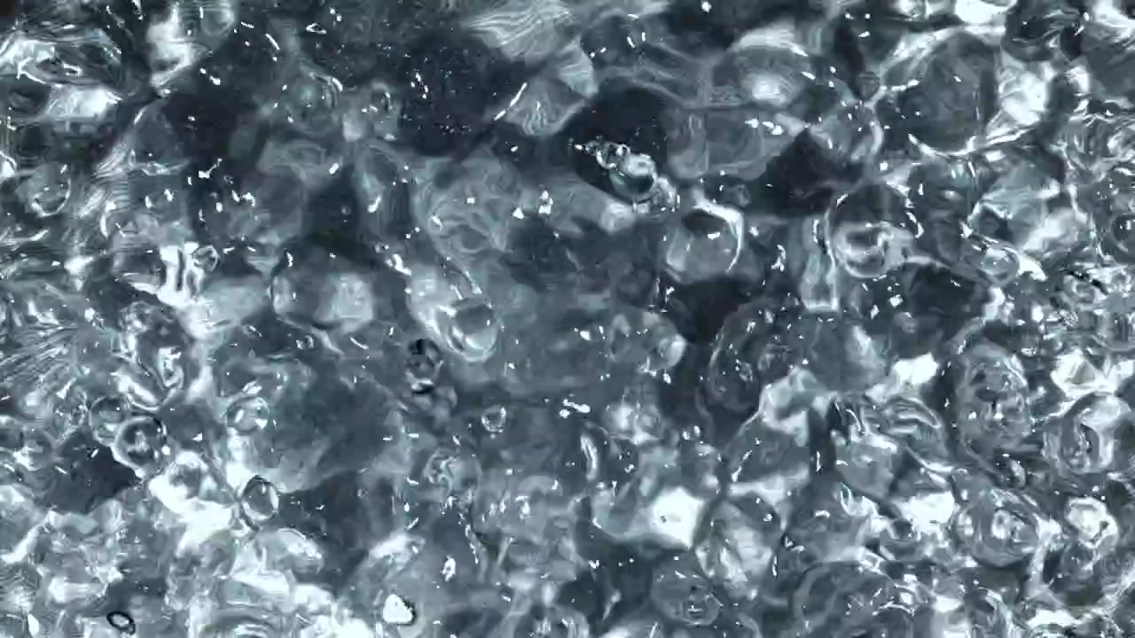 Primo piano di acqua bollente con bolle e increspature