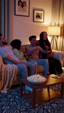 amigos disfrutando de una noche de cine en casa