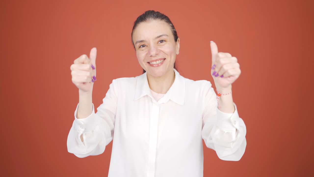 mujer aplaudiendo emocionada a la cámara.