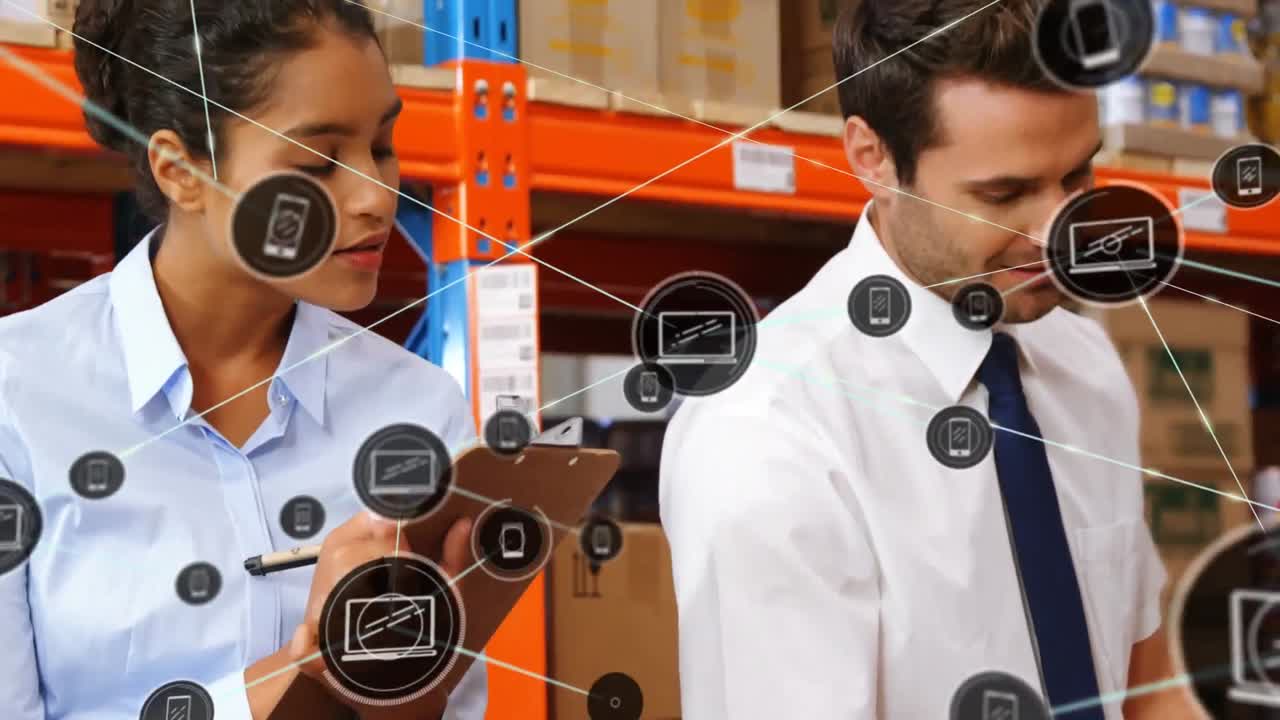 animación de una red de iconos digitales sobre diversos supervisores masculinos y femeninos que trabajan en el almacén.