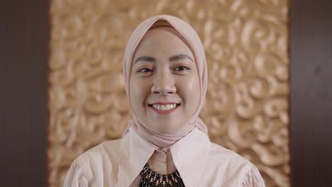 mujer sonriente en hijab