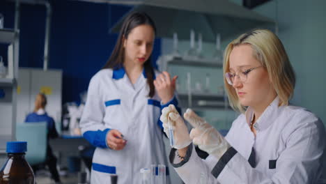 científicos que trabajan en un laboratorio