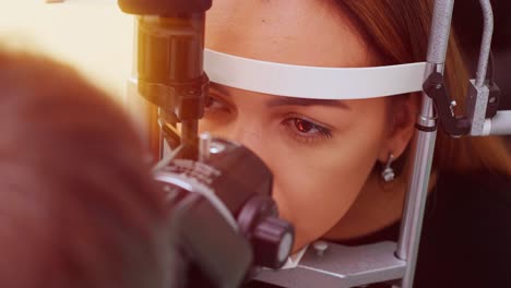 médico y mujer hermosa mirando la máquina de prueba de ojos en oftalmólogo. oftalmologo. médico. oftal mólogo profesional examinando