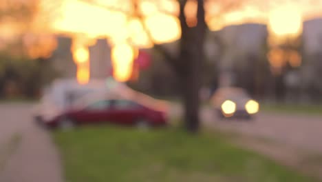 Verschwommene-Sicht-Auf-Verkehrsautos,-Die-Bei-Sonnenuntergang-Zur-Goldenen-Stunde-Fahren,-Statisch