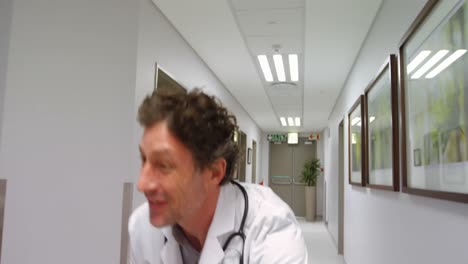 cirujano interactuando con un paciente en el pasillo