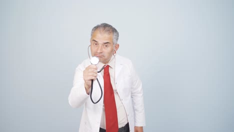 Doctor-listening-to-camera-with-stethoscope.