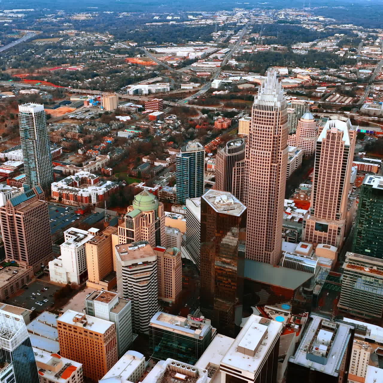 Naturskøn udsigt over amerikansk by. Droneoptagelser over centrum af Charlotte, NC, USA