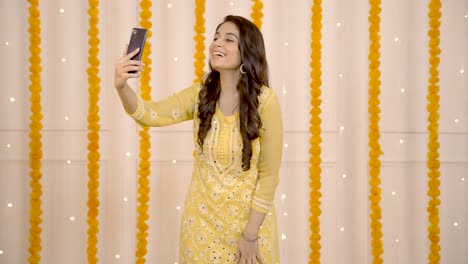 chica india deseando feliz diwali en una videollamada