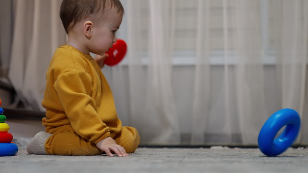 bebé jugando con juguetes