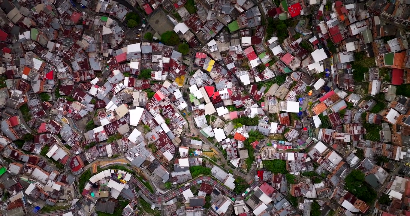 Abitazioni dense sul fianco della collina e strade strette e tortuose a Medellín, Colombia, il 4 aprile 2025, che mostrano uno sviluppo urbano compatto, vista aerea dall'alto