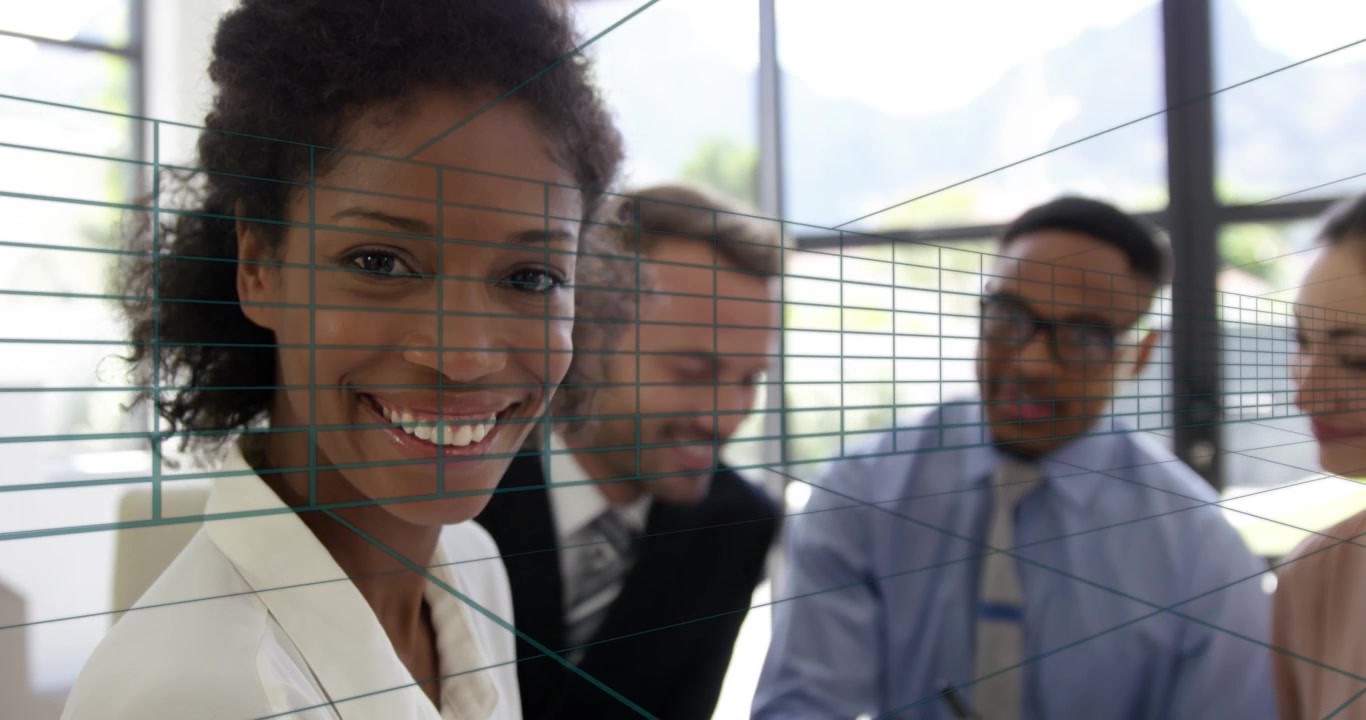 Animazione di forme in movimento su diverse persone d'affari in ufficio