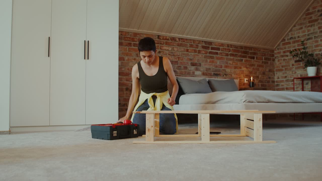 나무 가구 를 조립 하는 여자