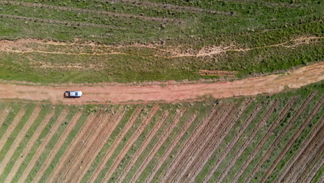 Vista-Aérea-Del-Camión-Blanco-En-El-Camino-De-Tierra.