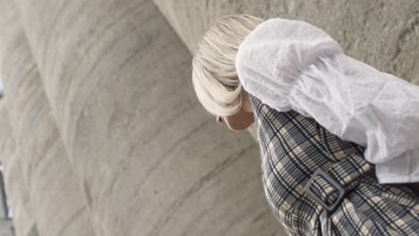 tiro de ángulo bajo de mujeres rubias de pie con vestido puesto
