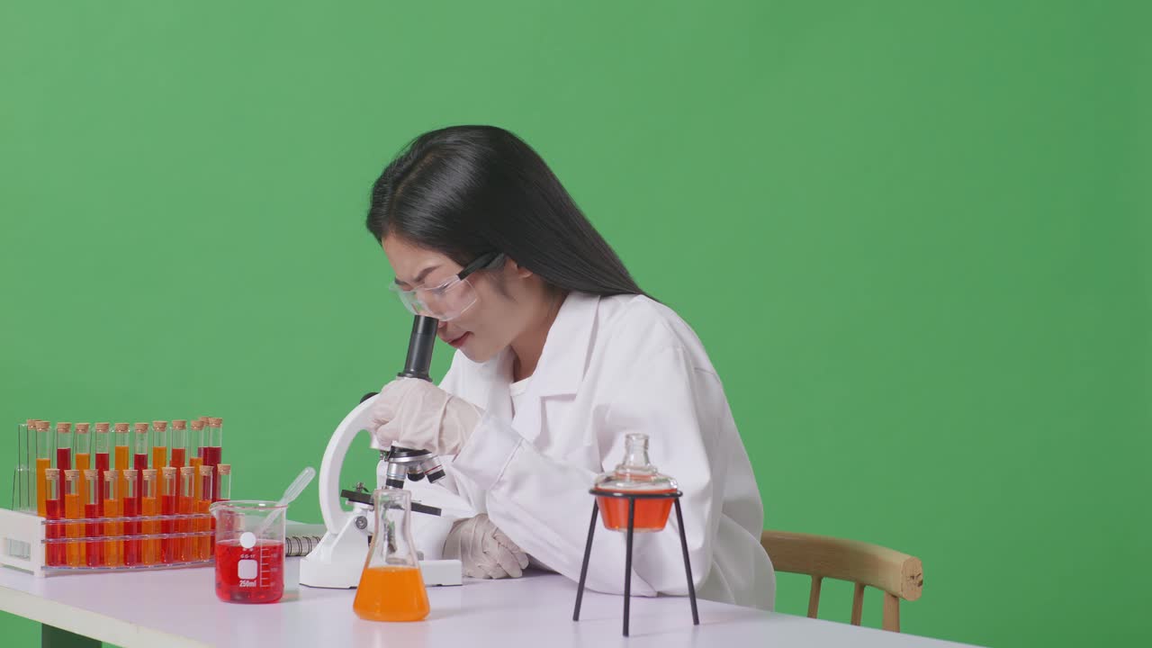 científica en un entorno de laboratorio