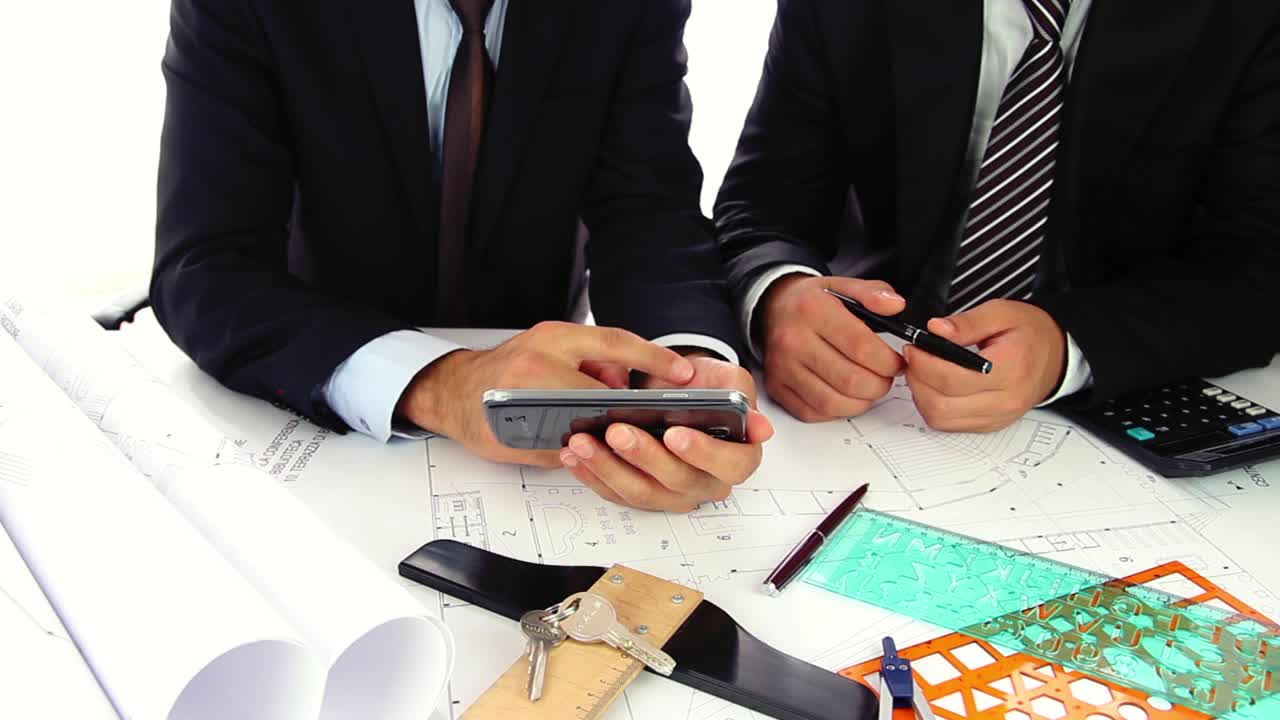 건축가 들 이 건설 엔지니어 의 계획 을 사용 하고 있다