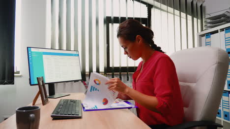 Sentado-En-La-Oficina-Y-Trabajando-En-Una-PC-De-Escritorio