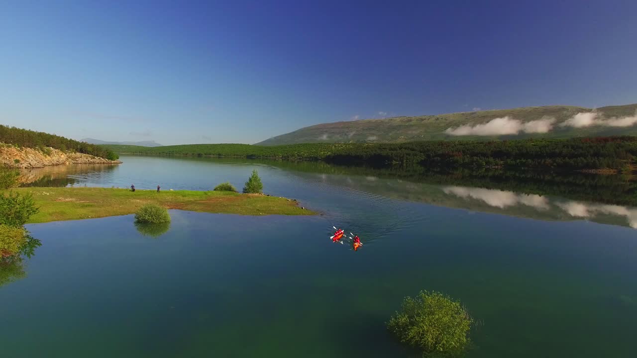 Il drone sta salendo e si sta inclinando verso il basso