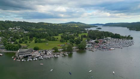 vista aérea cinematográfica de bowness-on-windermere