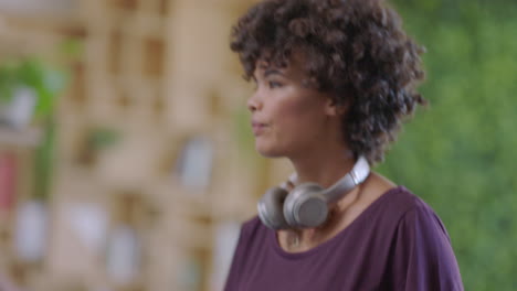 Joven-Mujer-De-Negocios-Jugando-Ping-Pong-Disfrutando-De-Un-Juego-Competitivo-Mujer-Afroamericana-Divirtiéndose-Durante-El-Almuerzo-En-Una-Oficina-De-Moda