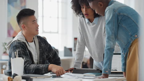 Equipo-Creativo-De-Gente-De-Negocios-Reuniéndose-Para-Intercambiar-Ideas-Para-El-Desarrollo-De-Planificación-De-Proyectos-De-Inicio-En-La-Oficina